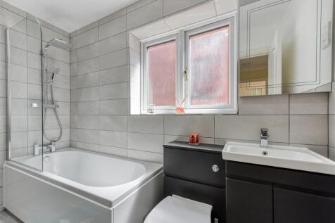 35 Penleigh Gardens-bathroom MAY25.jpg