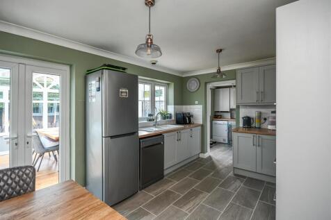 11 Penleigh Gardens-Kitchen.jpg