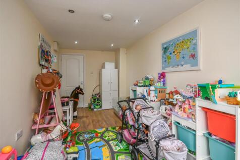 11 Penleigh Gardens-Playroom.jpg