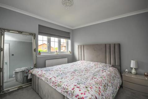 11 Penleigh Gardens-Bedroom 1.jpg