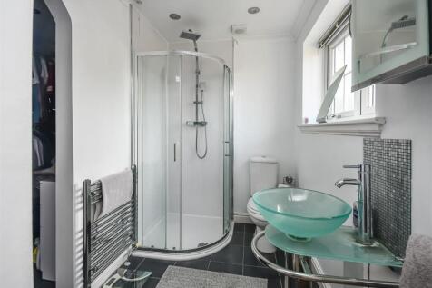 11 Penleigh Gardens-En Suite.jpg