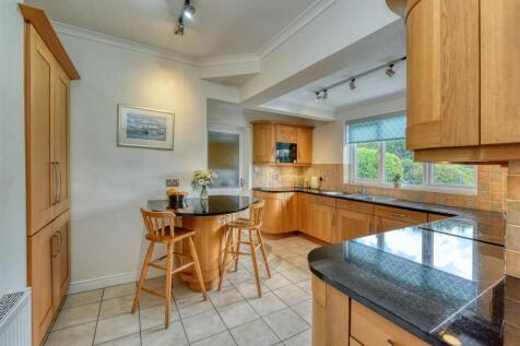4 Springhill Park-Kitchen (2).jpg