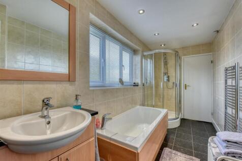 4 Springhill Park-Bathroom.jpg