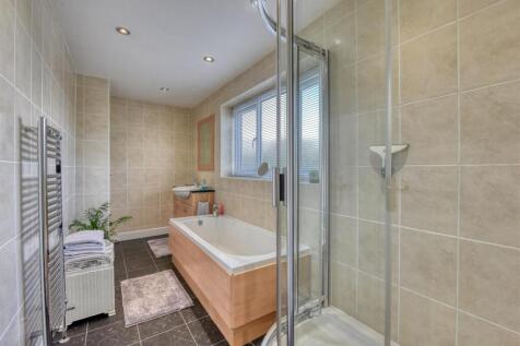 4 Springhill Park-Bathroom (2).jpg