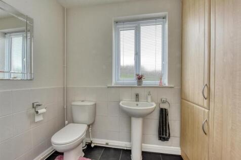 4 Springhill Park-Cloakroom.jpg
