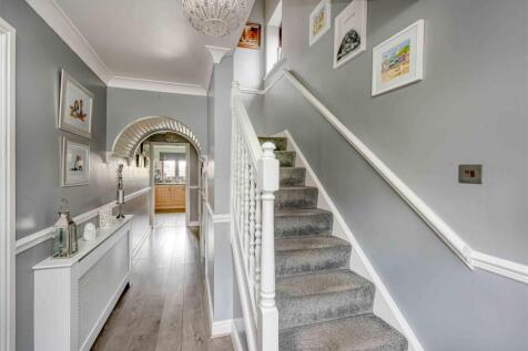 19 Penleigh Gardens-hall1.jpg