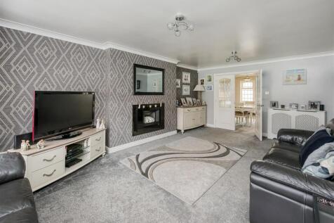 19 Penleigh Gardens-living1.jpg