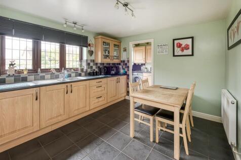 19 Penleigh Gardens-kitchen1.jpg