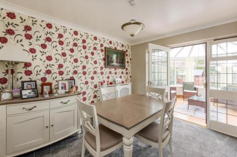 19 Penleigh Gardens-dining.jpg