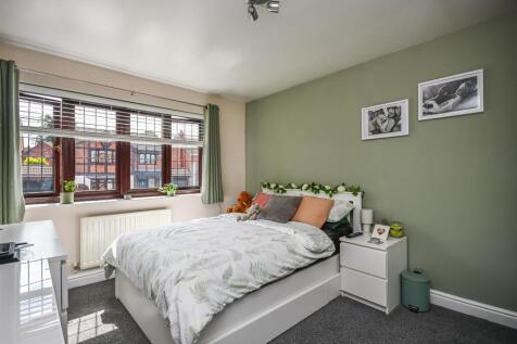 19 Penleigh Gardens-Bedroom 2.jpg