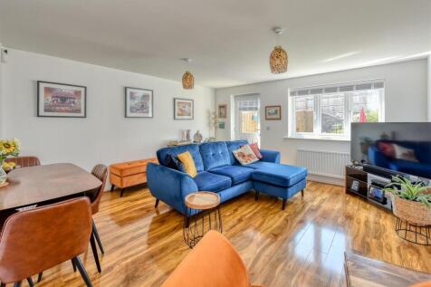 27 Gittins Park-Living Room (2).jpg