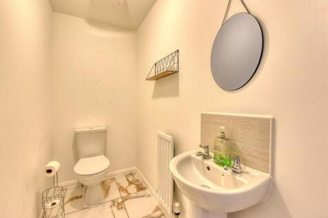 27 Gittins Park-Cloakroom (2).jpg