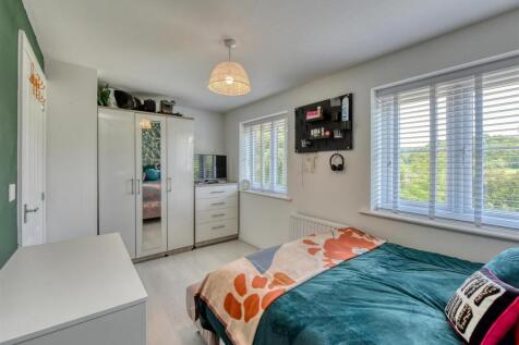 27 Gittins Park-Bedroom 1.jpg