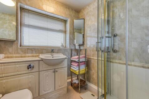 49 Common Road-Shower Room.jpg