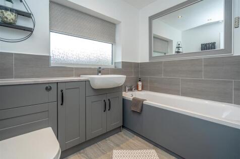 9 Sutherland Drive - Bathroom.jpg