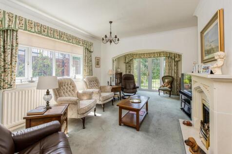 8 Crockington Close-Lounge.jpg