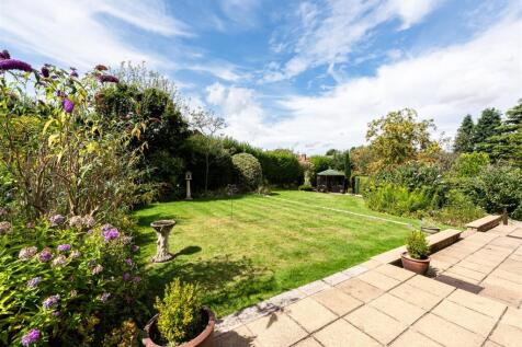 8 Crockington Close-Garden 1.jpg