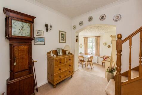 8 Crockington Close-Hallway C.jpg