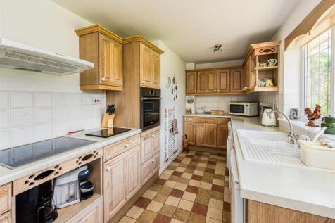 8 Crockington Close-Kitchen A.jpg