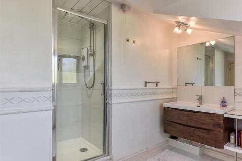 Earlswood Lodge-Bathroom (2).jpg