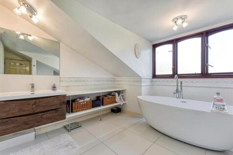 Earlswood Lodge-Bathroom.jpg