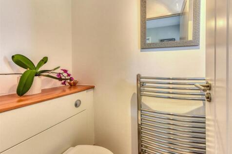 9 Prosper Meadow-Cloakroom.jpg