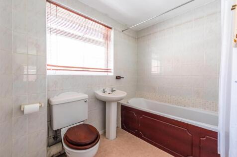 209 Common Road-Bathroom.jpg