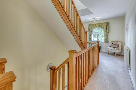 4 Great Hall Grove-landing1.jpg
