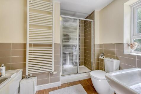 4 Great Hall Grove-bed1 ensuite.jpg