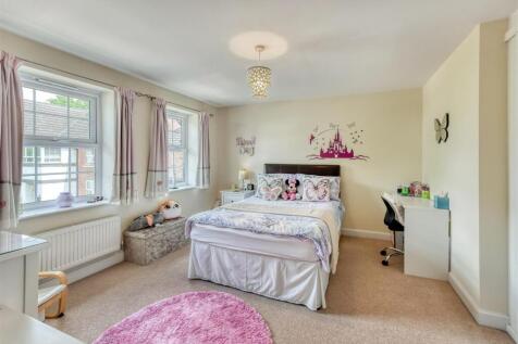 4 Great Hall Grove-bed2.jpg