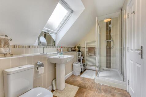 4 Great Hall Grove-bathroom2b.jpg