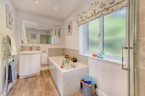 Orchard House-bed3 ensuite.jpg