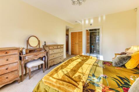 3 The Gables-bed1b.jpg