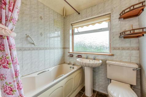 77 Wombourne Park-Bathroom.jpg