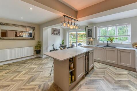 14 Sandringham Road-Kitchen Family Room (2).jpg