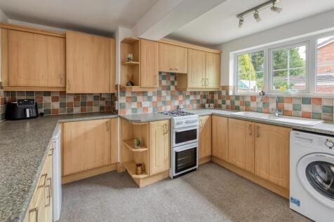 5 Churchward Grove-Kitchen.jpg