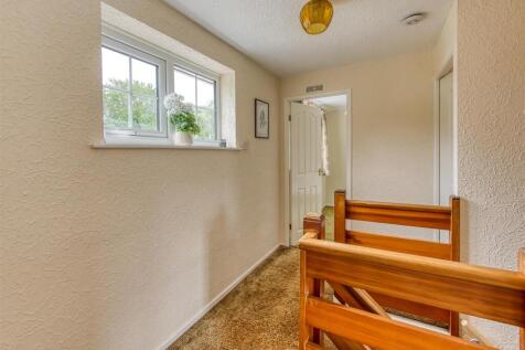 5 Churchward Grove-Landing.jpg