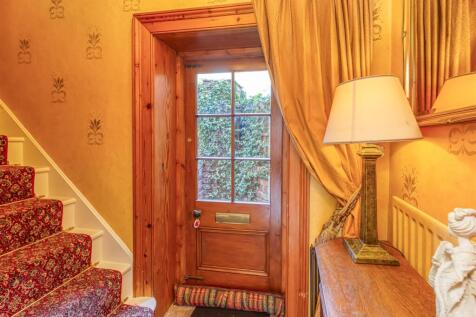 31 The Avenue-Hall.jpg