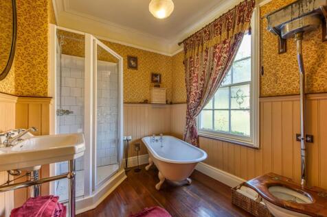 31 The Avenue-Bathroom.jpg