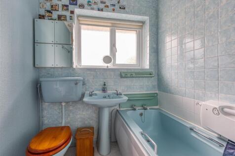 21 Langley Gardens-Bathroom.jpg