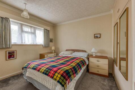 21 Langley Gardens-Bedroom 1.jpg