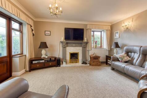 32 Billy Buns Lane-Living Room.jpg