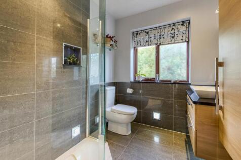 32 Billy Buns Lane-Shower Room.jpg