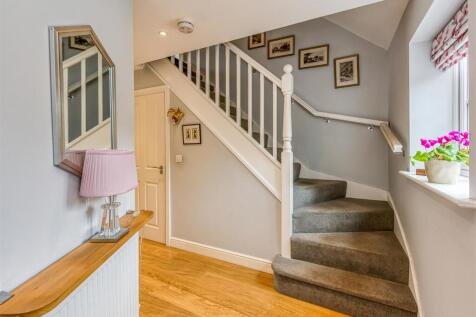 6 Stanham Close-Hall.jpg