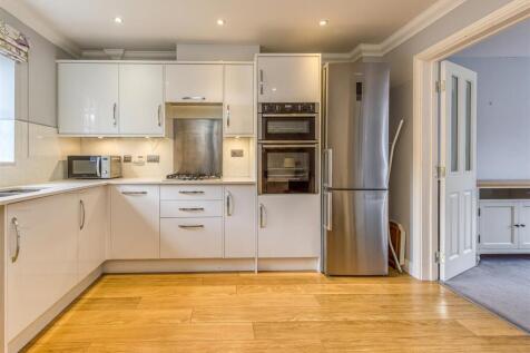 6 Stanham Close-Kitchen.jpg