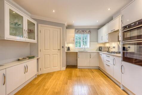 6 Stanham Close-Kitchen (2).jpg