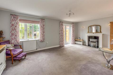 6 Stanham Close-Living Room (2).jpg