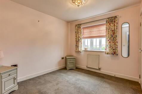 6 Stanham Close-Bedroom 1.jpg