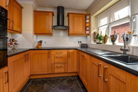14 Holly Close-Kitchen.jpg