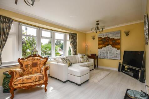 14 Holly Close-Living Room.jpg